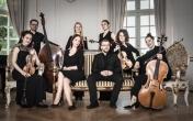 Osiem osób trzymających różne instrumenty muzyczne