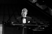 Mężczyzna grający na fortepianie