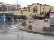 Zamknięta pętla autobusowa na Osiedlu Młodych, w oddali koparka