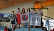 Pięciu zawodników 'Delfina' z trenerem na basenie w Mławie