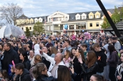 Tłum ludzi podczas 70 lecia nadania praw miejskich miastu Legionowo