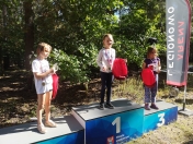 Trójka przedszkolaków na podium z medalami