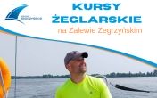 Mężczyzna w czapce, w tle jezioro; napis: Kyrsy żeglarskie na Zalewie Zegrzyńskim