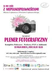 Plakat promujący plener fotograficzny; w tle aparat i kwiaty