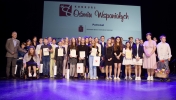 Duża grupa osób na scenie