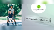 Starszy mężczyzna z chłopcem na rolkach