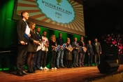 Na zdjęciu osoby na scenie