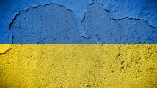 zarys mapy Ukrainy w barwach ukraińskiej flagi