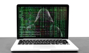 Na zdjęciu otwarty laptop