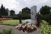 Dwóch żołnierzy na warcie przy pomniku. W tle mieszkańcy Legionowa