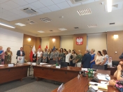 Na zdjęciu duża grupa osób podczas wręczania dyplomów