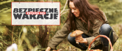 Kobieta w lesie, w ręku trzyma grzyba