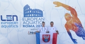 Dwóch mężczyzn z flagą Legionowa