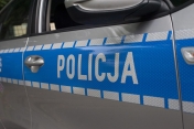 Drzwi radiowozu z napisem Policja