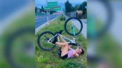 Autor: Sylwia Pasierowska - I miejsce, Kobieta leży na plecach i trzyma w ręku rower