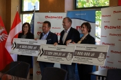 Na zdjęciu cztery osoby
