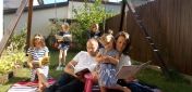 Na zdjęciu szczęśliwa rodzina podczas czytania książek/fot. Poczytalnia