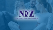 Logo NFZ, w tle kobieta, dziewczynka i mężczyzna z laptopem