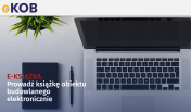 Napis: E-KSIĄŻKA - Prowadź książkę obiektu budowlanego elektronicznie; logo c-KOB; w tle laptop