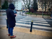 Osoba przed przejściem dla pieszych