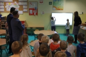 Lekcja pokaowa. W tle tablica interaktywna.