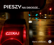 Czujnik do zmiany świateł przy drodze znapisem - Czekaj; w tle przejście dla pieszych