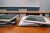 Książki, na jednej z nich tablet