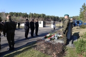 Na zdjęciu osoby podczas warty honorowej na cmentarzu w Palmirach