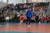 Na zdjęciu dziecko oraz osoba dorosła na parkiecie Arena
