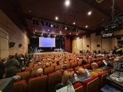 Sala widowiskowa podczas konsultacji społecznych, siedzące i stojące osoby