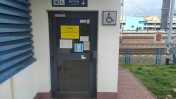 Na zdjęciu winda na stacji z najklejoną informacją o pranowanej przebudowie