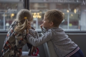 Dwójka dzieci w autobusie