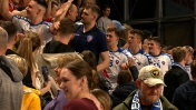 Zawodnicy świętujący po meczu z kibicami