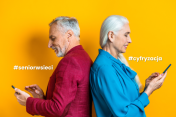 dwóch seniorów ze smartfonami