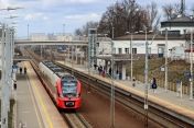 Pociąg w barwach SKM Warszawa na stacji Piaseczno