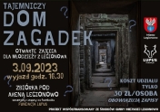 plakat informujący o domu zagadek