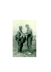 Na fotografii z prawej Zbigniew Chronik poprawiający uprząż spadochronu Romana Lewandowskiego.