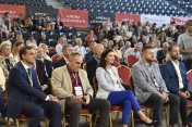 Fotografia: ludzie siedzący na widowni w Arenie Legionowo.
