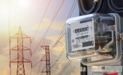 zdjęcie z linią przesyłową i licznikiem energii.