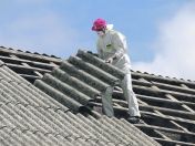Na zdjęciu zdejmowanie azbestu z dachu