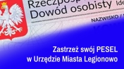 Napis - Zastrzeż swój PESEL; w tle fragment dowodu osobistego