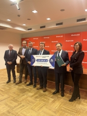 Sześć osób. Pośrodku prezydent Miasta Legionowo z czekiem