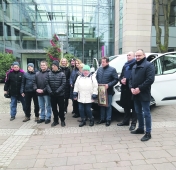 Zdjęcie grupowe osób zrzeszonych w Warsztatach Terapii Zajęciowej