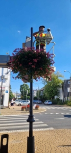 Osoba montująca lampy uliczne