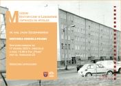 Plakat promujący wykład w muzeum, w tle stare zdjęcie z blokami i samochodami
