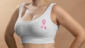 Kobiece piersi, na koszulce przyczepiona różowa wstążka