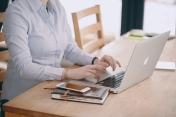 Osoba pracująca na laptopie