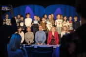 Dzieci i osoby dorosłe pozujące do zdjęcia