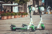Dwie hulajnogi elektryczne w barwach firmy Lime