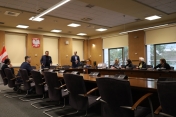 Osoby na sali konferencyjnej ratusza